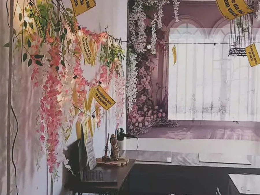 Canto da loja PEBOZ com a mesa de trabalho e a decoração