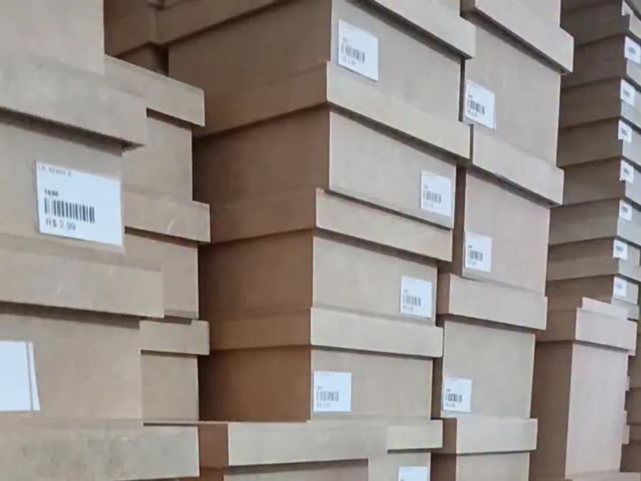 Prateleiras de peças de MDF organizadas dentro da loja PEBOZ