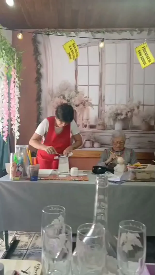 Sala de aula da PEBOZ durante uma oficina, com alunas trabalhando nas peças