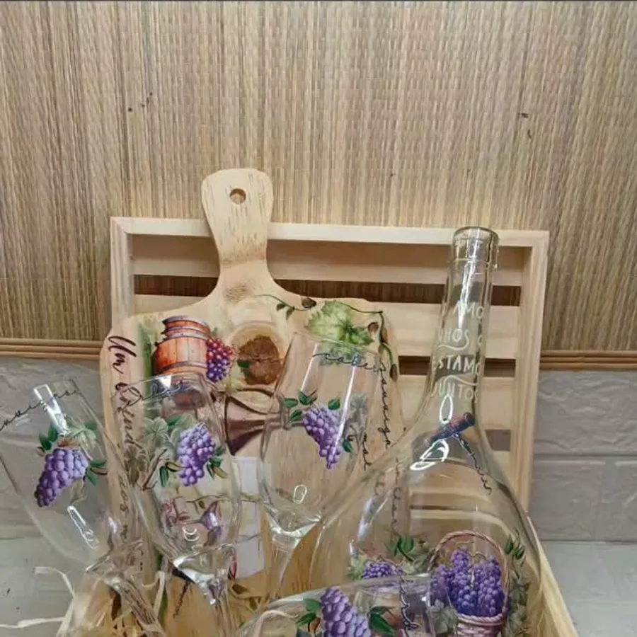 Bandeja de madeira montada com peças decoradas como presente