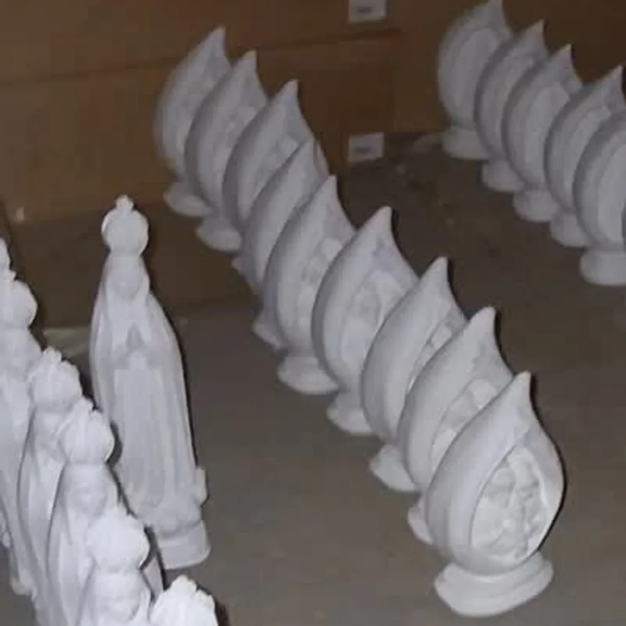 Peças de gesso branco cru prontas para pintura