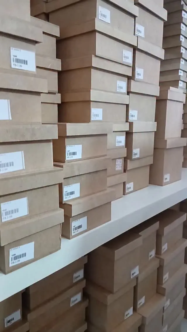 Prateleiras organizadas com peças de MDF cru na PEBOZ