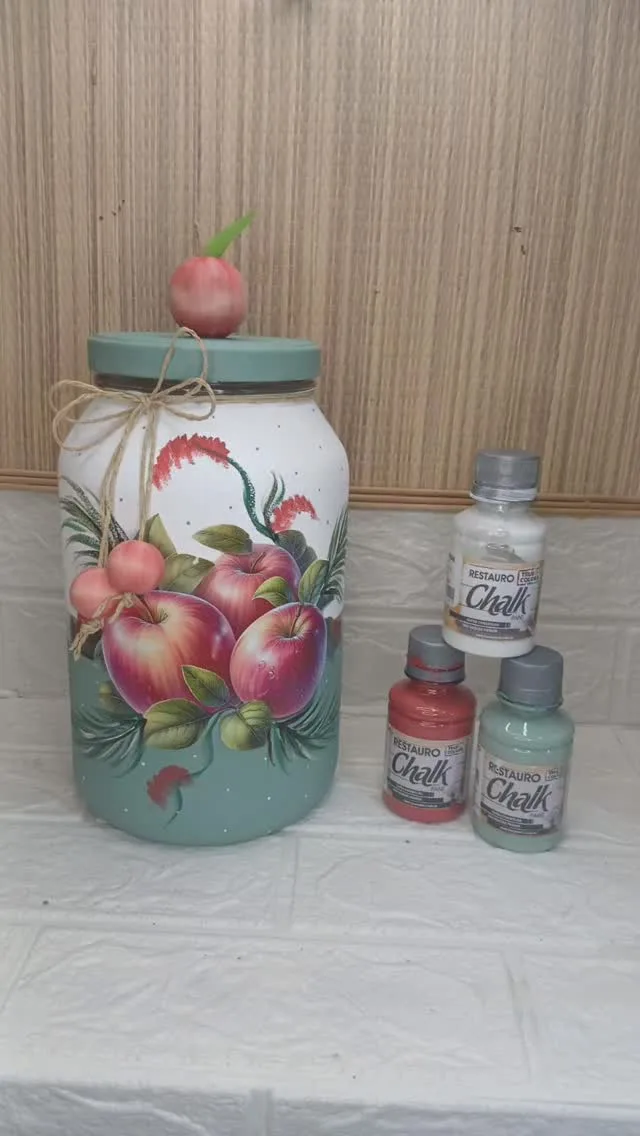 Pote de vidro pintado à mão com frutas, ao lado de tintas chalk