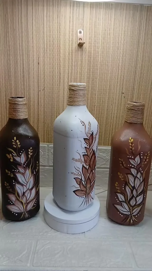Garrafas de vidro decoradas à mão com pintura